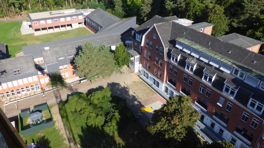 Blick vom Kran auf das Therapiegebäude