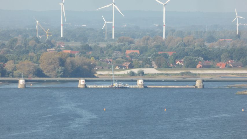 Blick vom Kran aufs Wehr