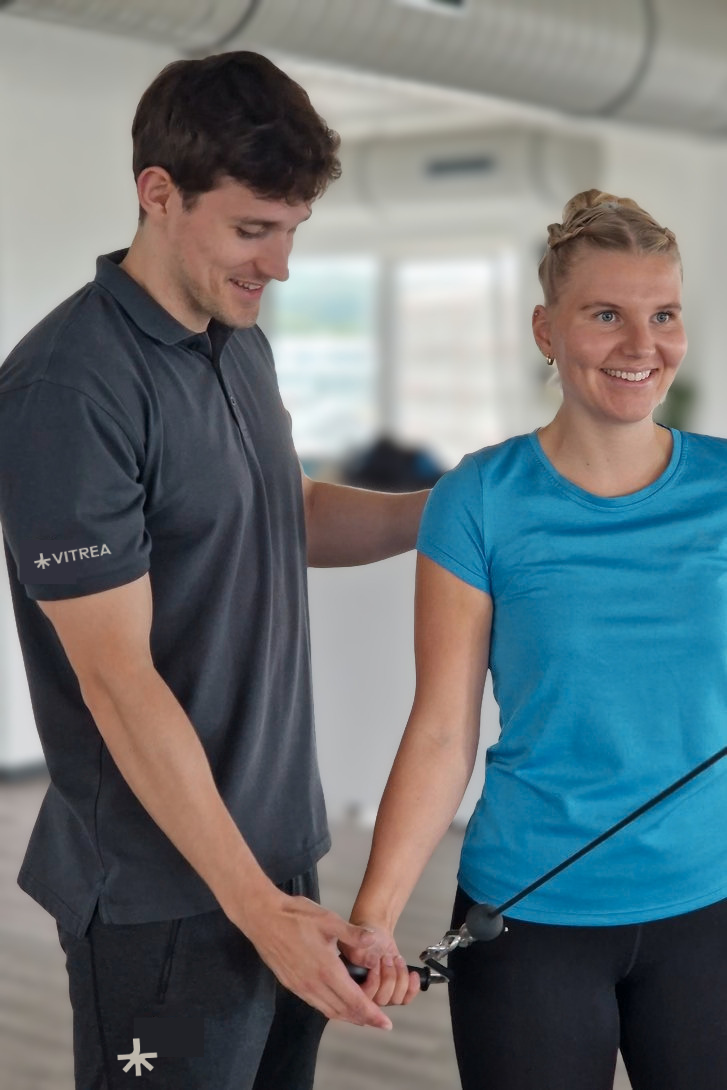 Therapeut und Patientin während der Physiotherapie