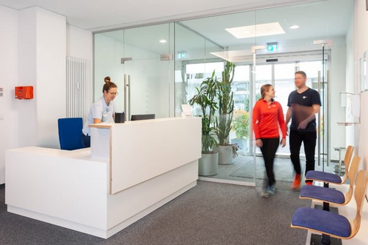 Blick von Innen auf Eingangsbereich und Rezeption der BG-Abteilung des VAMED Rehazentrum Karlsruhe