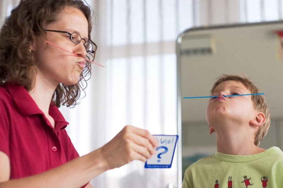Eine Logopaedin und ein Kind ueben gemeinsam im VAMED Rehazentrum Karlsruhe
