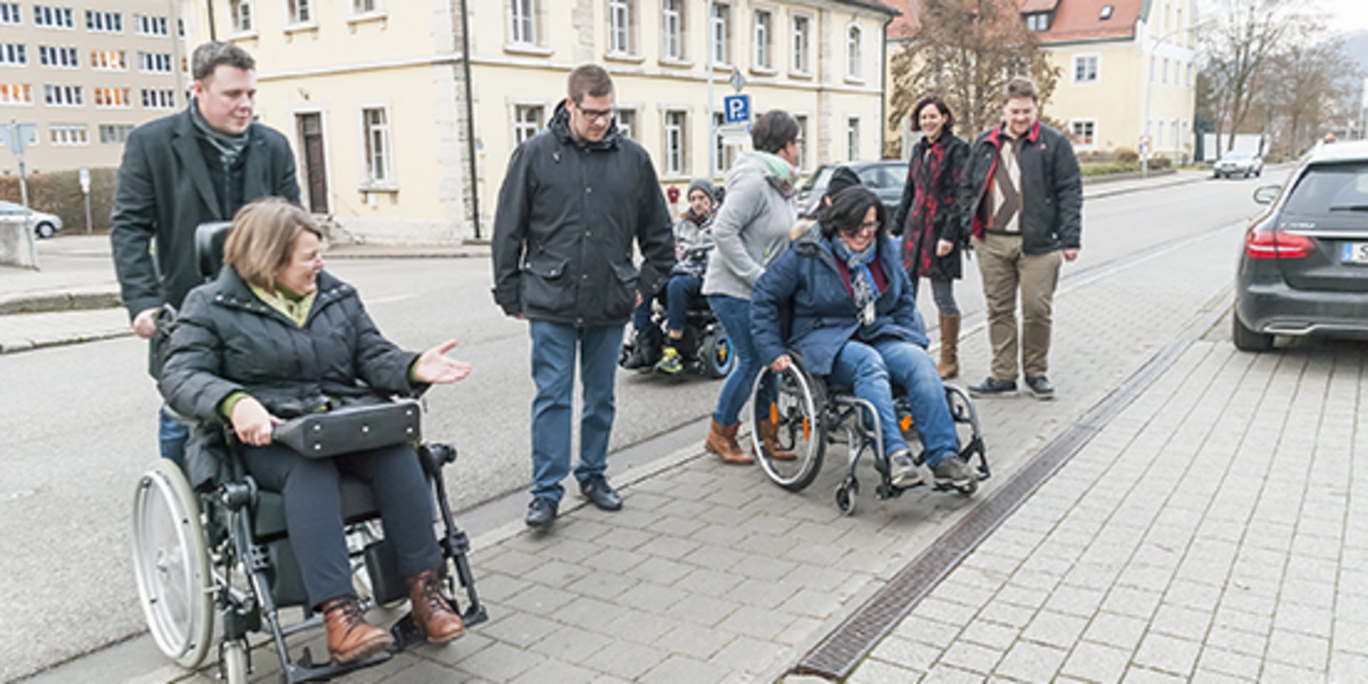 Selbsterfahrung im Rollstuhl - Gemeinde plant erste Schritte für barrierefreies Kipfenberg