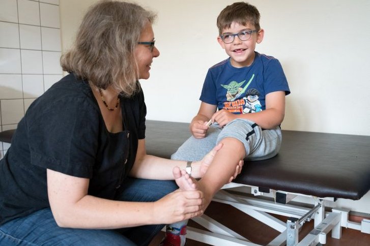 Ärztin untersucht Jungen