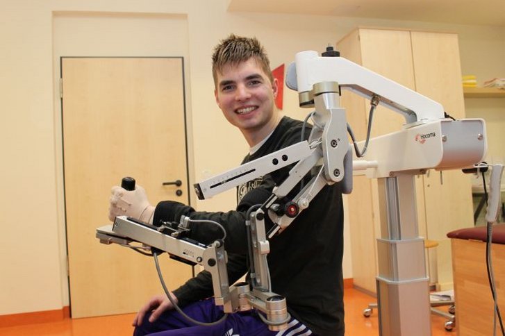 Jugendlicher mit Armeo