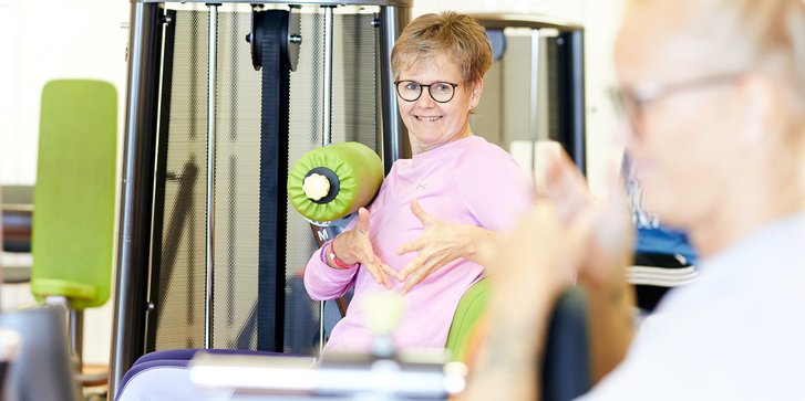 Frau trainiert an Rumpfkraftgerät