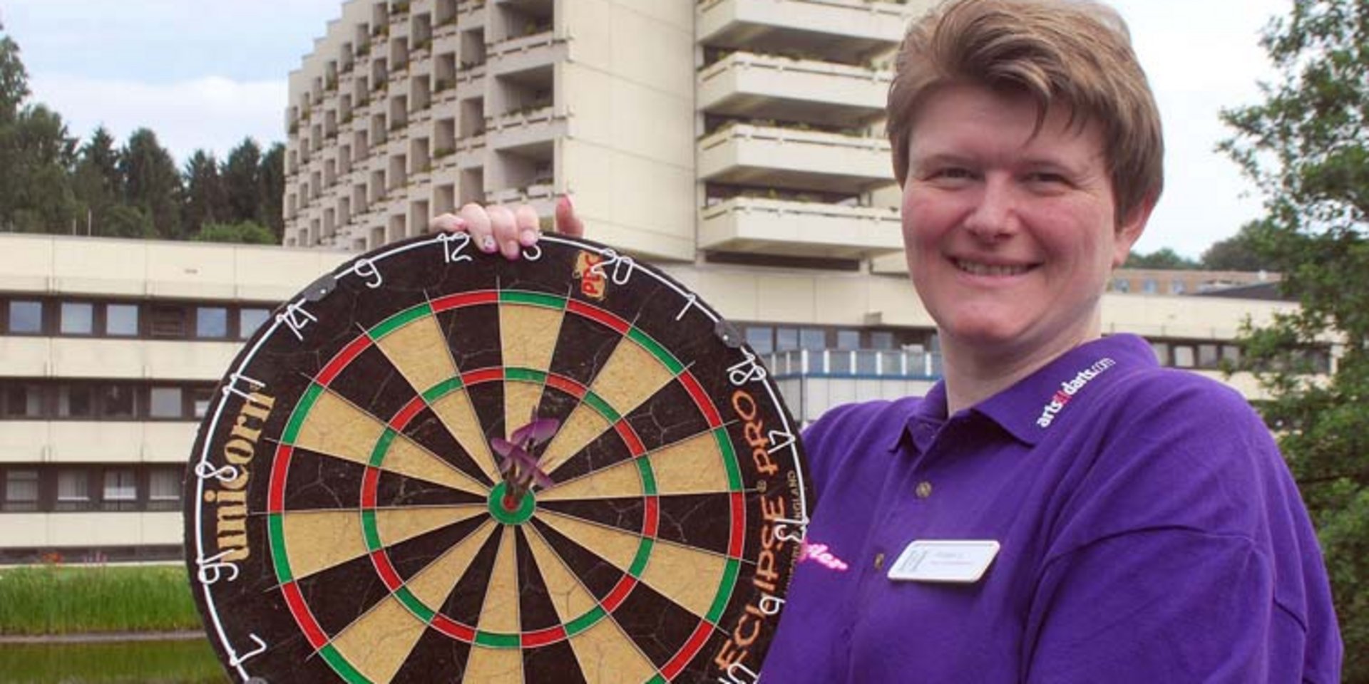 Silke Klingler trifft ungern ins Schwarze - Darts-Weltmeisterin aus der HELIOS Klinik Bergisch-Land