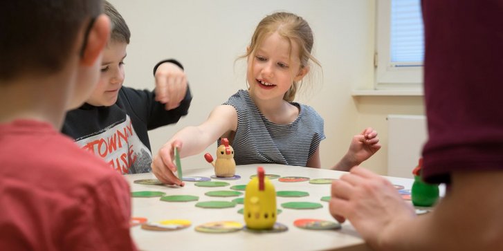 Maedchen spielt Brettspiel