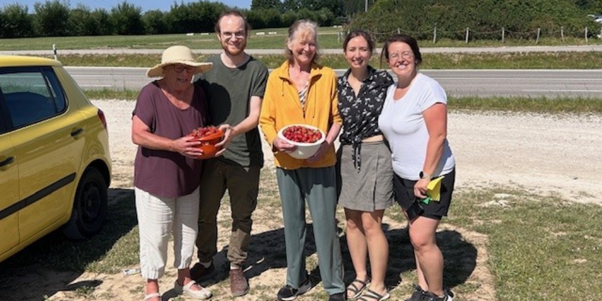 Erdbeeren pflücken – ein Schritt Richtung Normalität