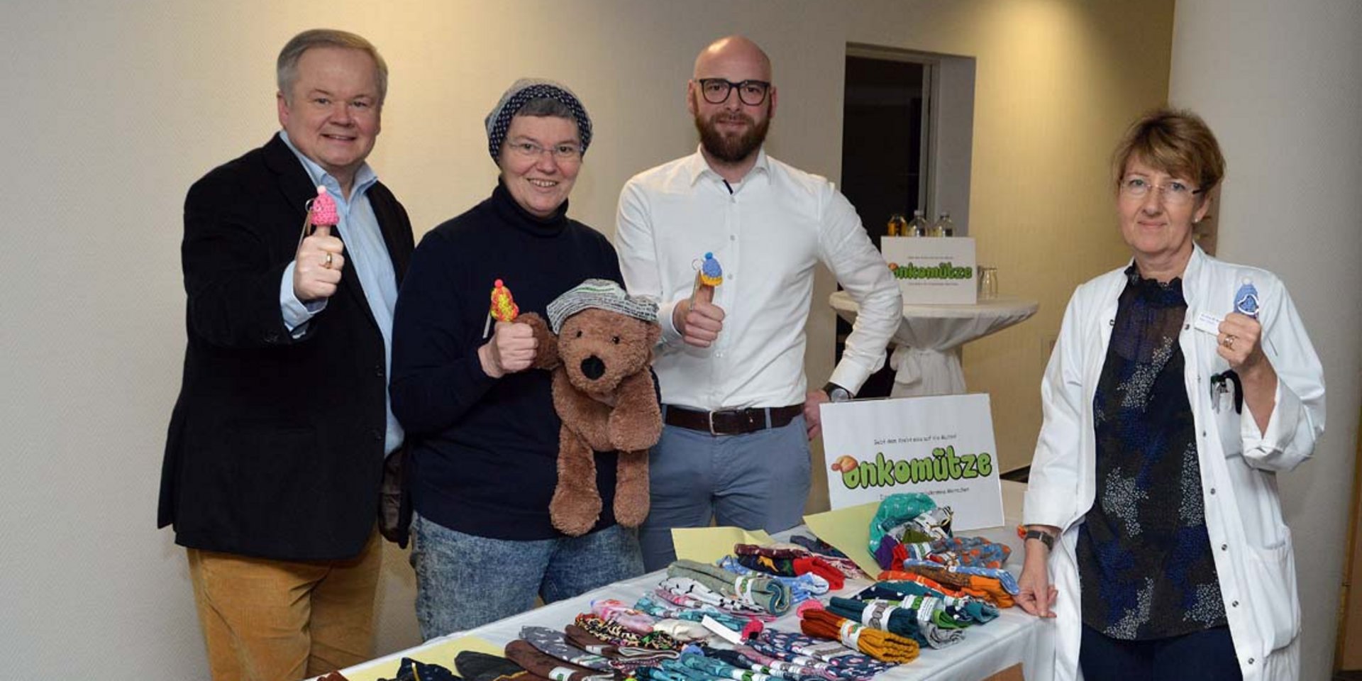 Onkomützen zum Weltkrebstag in der VAMED Rehaklinik Bergisch-Land