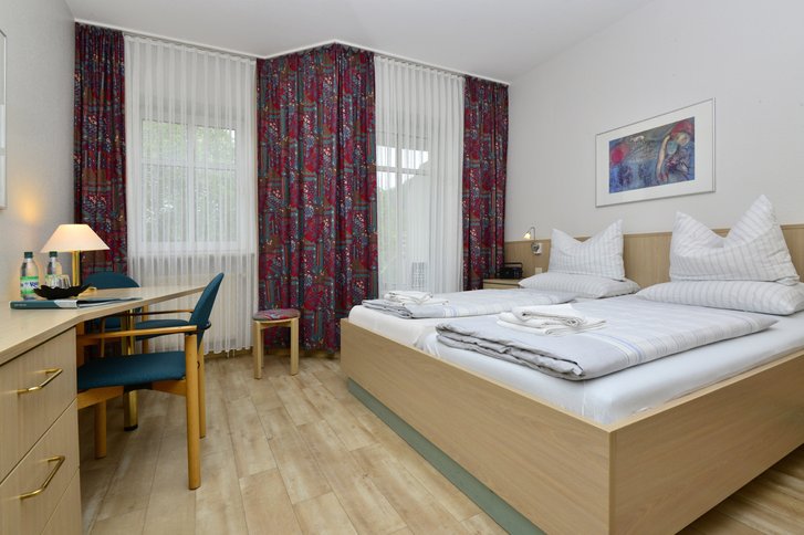 Die Aufnahme von Begleitpersonen ist möglich