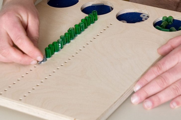 Nahaufnahme von Haenden eines Patienten der einen Feinmotorik Test im Rahmen der Evaluation funktioneller Leistungsfaehigkeit durchführt