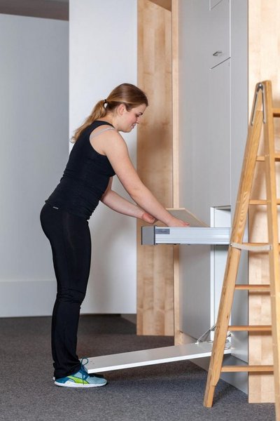 Eine Patientin trainiert das Arbeiten im Stand an spezieller Vorrichtung in der medizinisch beruflich orientierten Rehabilitation des VAMED Rehazentrums Karlsruhe