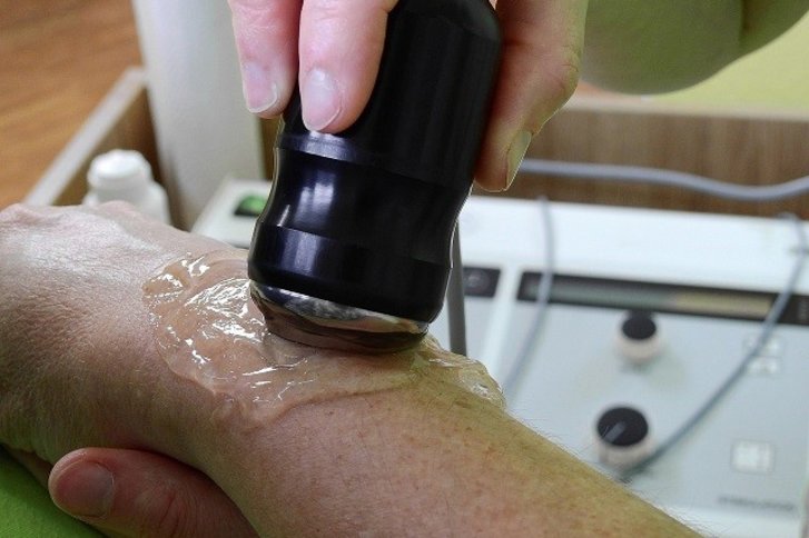 Nahaufnahme einer Ultraschallbehandlung an der Hand eines Patienten im VAMED Rehazentrum Karlsruhe 