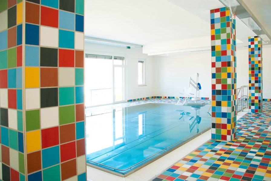 Das Bewegungsbad der Helios Klinik Kipfenberg ist 1,30 Meter tief und verfügt über einen Lifter.