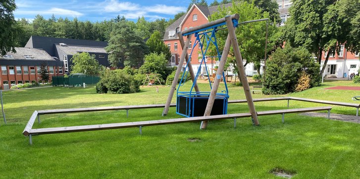 Rollstuhlschaukel im Garten der VAMED Klinik Geesthacht