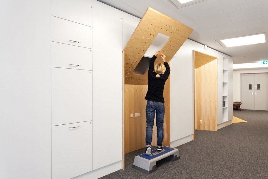 Ein Patient trainiert ueber Kopf an einer Wand in der medizinisch beruflich orientierten Rehabilitation des VAMED Rehazentrums Karlsruhe