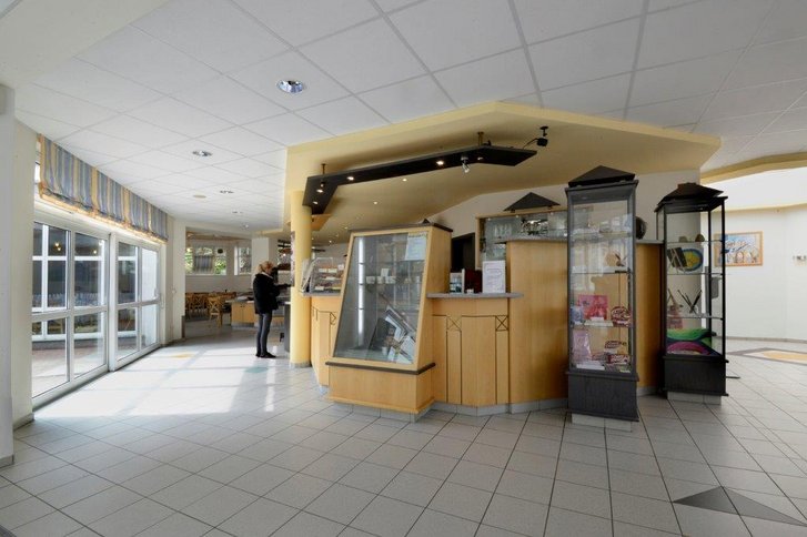 Cafeteria, Friseur und mehr