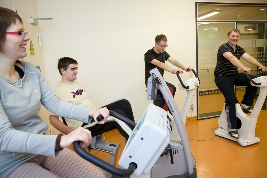 Jugendliche beim medizinischen Trainingstherapien