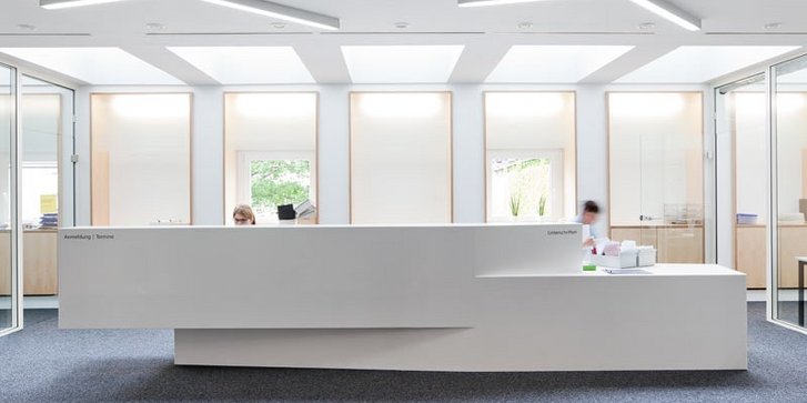 Frontaler Blick auf die Rezeption der Ergotherapie-, Physiotherapie- und Logopaediepraxis des VAMED Rehazentrums Karlsruhe