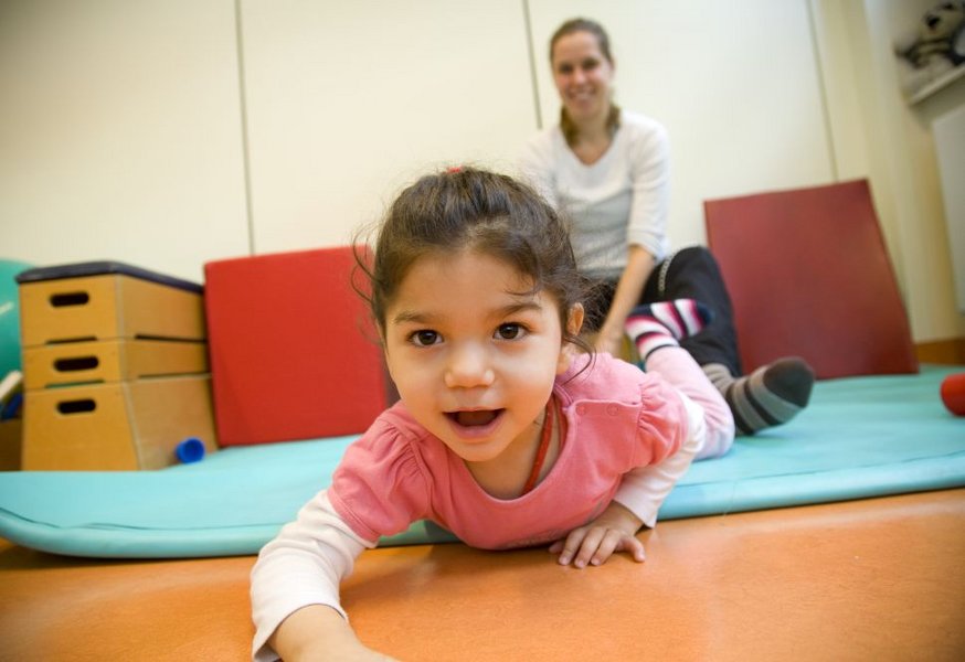 Mädchen krabbelt auf Boden