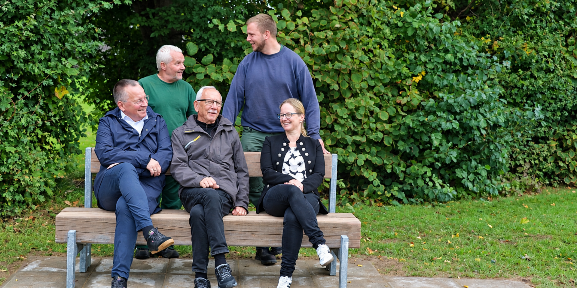 Zwei neue Sitzbänke für Senioren und Patienten