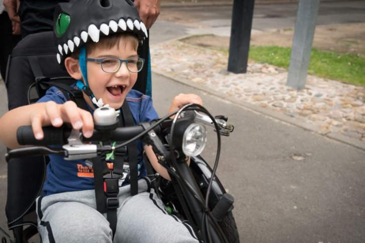 Junge fährt Dreirad
