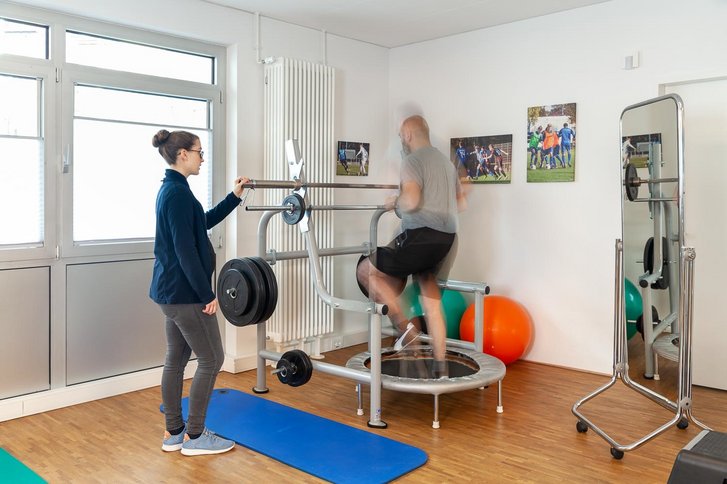 Einzelbehandlung am Tampolin im VAMED Rehazentrum in Karlsruhe