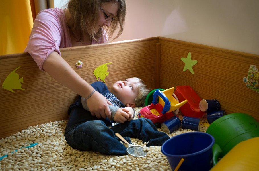 Junge liegt im Bohnenbad