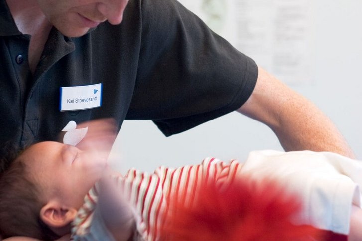 Nahaufnahme einer Bobath Behandlung am Baby in der Physiotherapie Karlsruhe