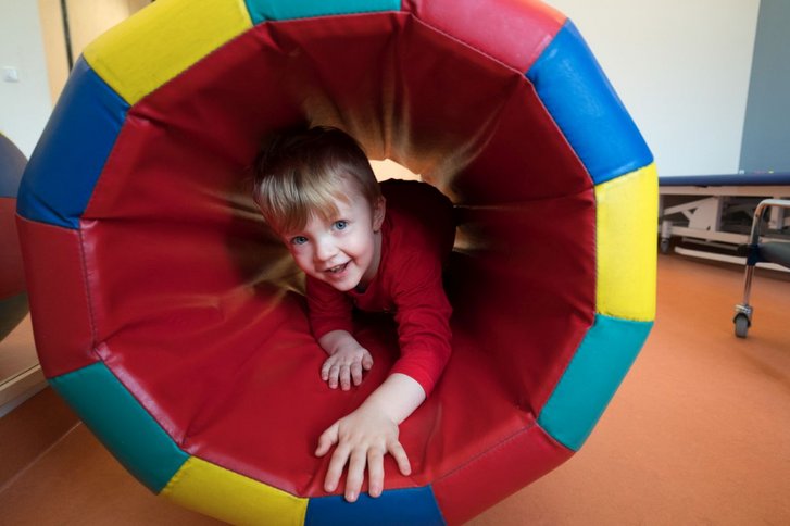 Junge krabbelt durch Rolle