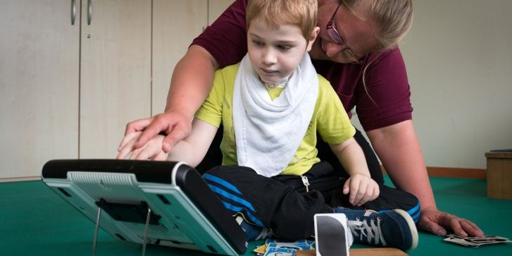 Patient und Therapeutin spielen Karten