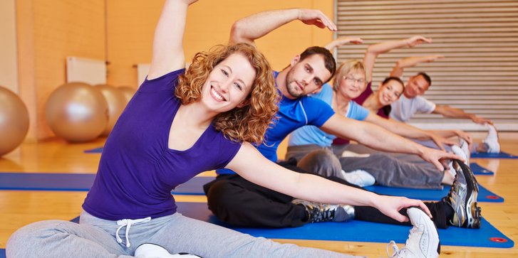 Sportgruppe bei einer Dehnübung