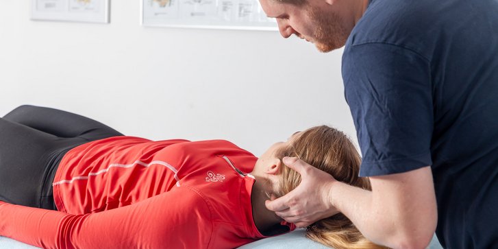 Ausschnitt einer physiotherapeutischen Behandlung am Kopf