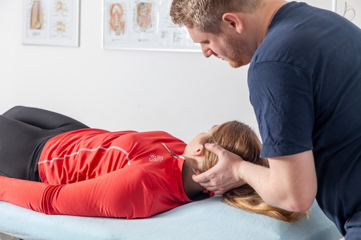 Ausschnitt einer physiotherapeutischen Behandlung am Kopf