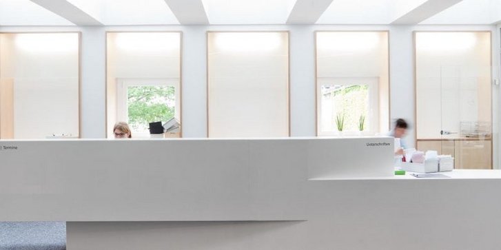 Blick auf die Rezeption des VAMED Rehazentrum Karlsruhe